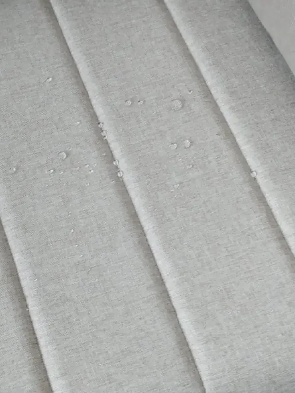 Gotas de água escorrendo sobre tecido impermeabilizado