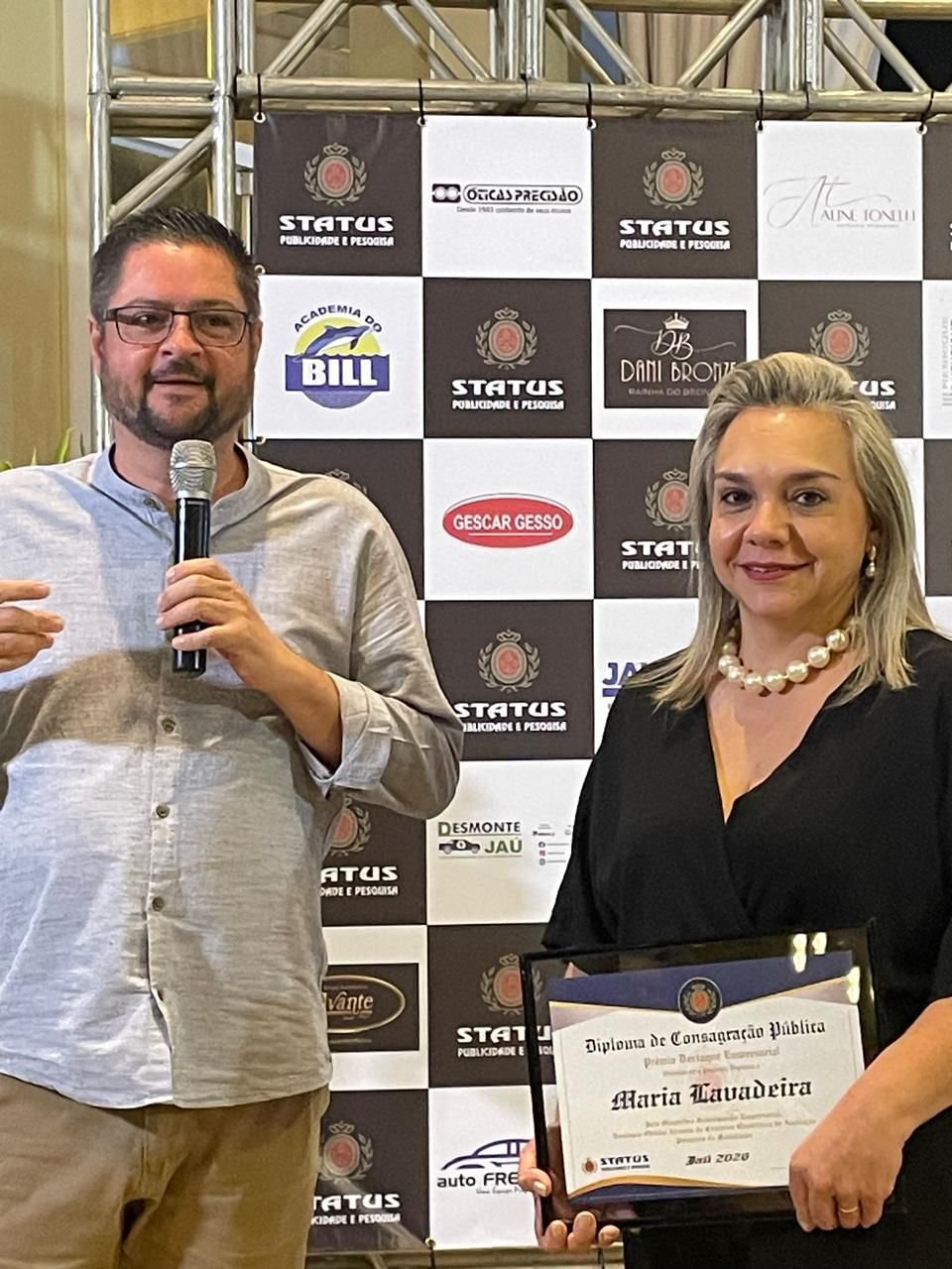 Roberto e Ângela, responsáveis pela Maria Lavadeira em Jaú, durante uma premiação empresarial