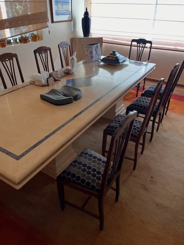Mesa de jantar e cadeiras estofadas higienizadas